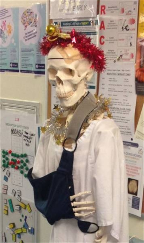 320名圣诞老人整体冲浪？八一八圣诞节奇闻趣事