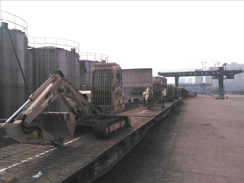 尊龙凯时官网网址智能SWE80E-G高原型挖掘机正式列装献礼国庆