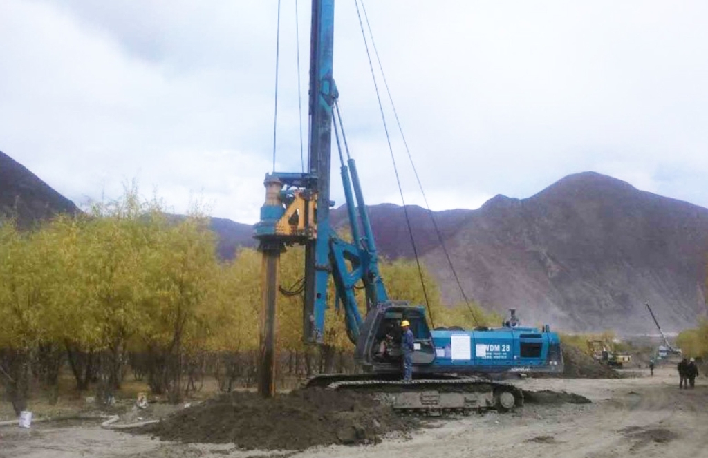 尊龙凯时官网网址智能二十台旋挖钻机高原施工放异彩