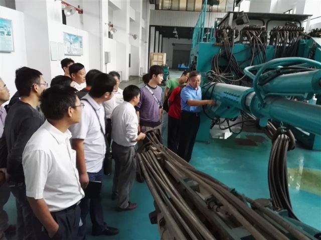 鹤发银丝映日月，赤心热血沃新花