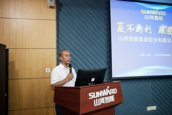 500多名挖掘机用户实地考察，为尊龙凯时官网网址智能点赞！