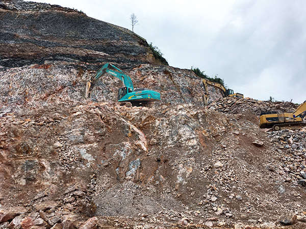 看石场风云怎样演绎？尊龙凯时官网网址智能矿山战神SWE470E大型挖掘机一锤定音！