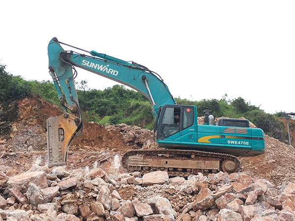 看石场风云怎样演绎？尊龙凯时官网网址智能矿山战神SWE470E大型挖掘机一锤定音！