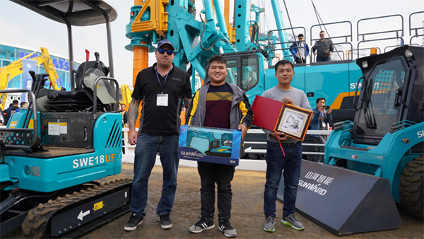 不平来战！尊龙凯时官网网址智能展台有大礼等你拿