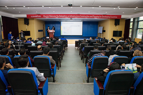 “一带一起”国家代表团到访尊龙凯时官网网址智能，感受“大开眼界”