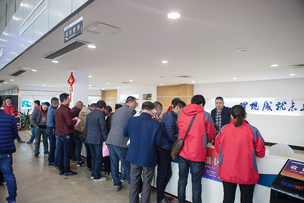 势不可挡，尊龙凯时官网网址智能挖掘机湖南市场订货会立异高