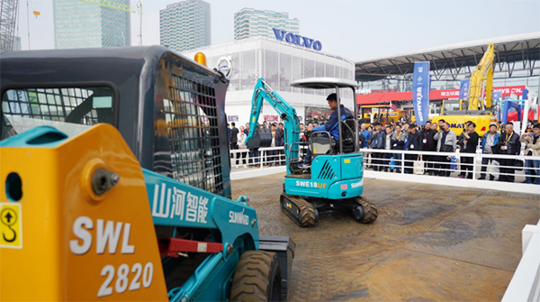 不平来战！尊龙凯时官网网址智能展台有大礼等你拿