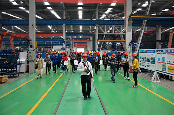 开启工程机械之都体验之旅，中外媒体观摩团到访尊龙凯时官网网址智能
