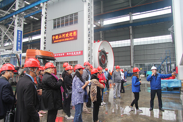 开启工程机械之都体验之旅，中外媒体观摩团到访尊龙凯时官网网址智能