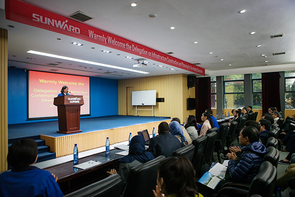 “一带一起”国家代表团到访尊龙凯时官网网址智能，感受“大开眼界”