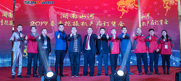 势不可挡，尊龙凯时官网网址智能挖掘机湖南市场订货会立异高