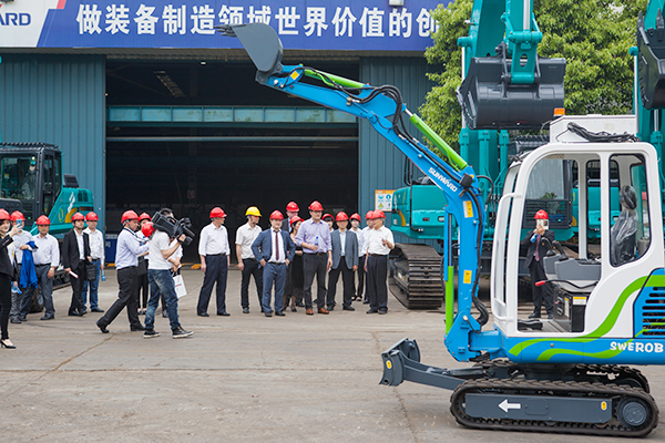 加拿大国聚会员谭耕一行来尊龙凯时官网网址智能考察