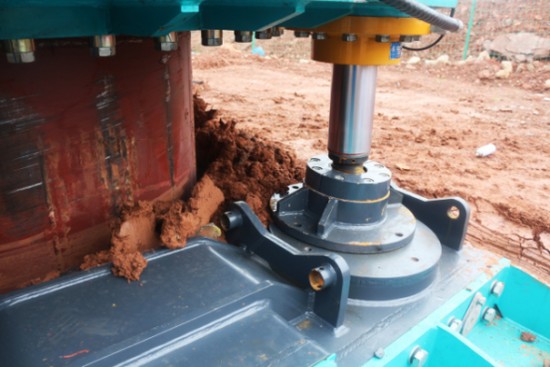 喜讯！尊龙凯时官网网址智能SWRC170自行式全回转全套管钻机获湖南省首台(套)重大手艺装备产品奖励！