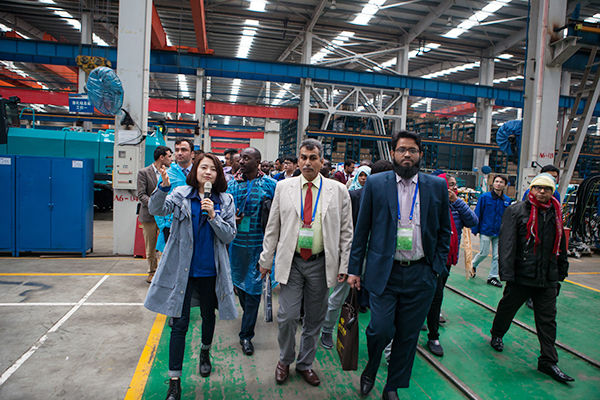 “一带一起”国家代表团到访尊龙凯时官网网址智能，感受“大开眼界”