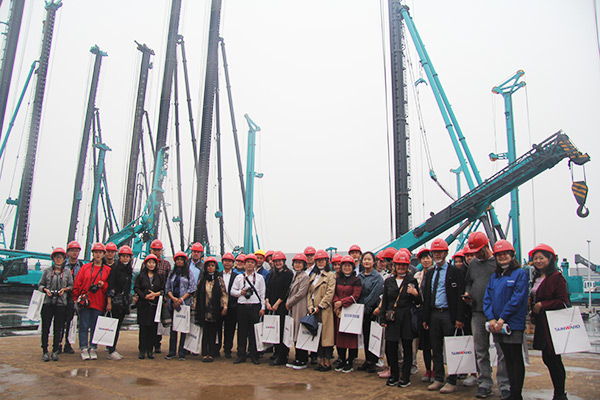 开启工程机械之都体验之旅，中外媒体观摩团到访尊龙凯时官网网址智能