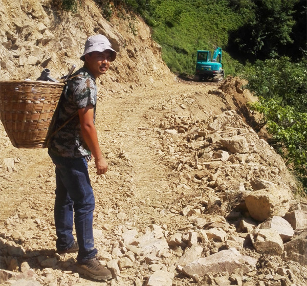 他们，用小小背篓背出尊龙凯时官网网址大情怀