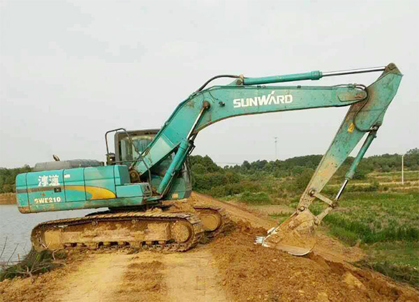 抗洪英雄显身手，尊龙凯时官网网址智能系列挖掘机奔赴抗洪一线