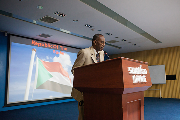 “一带一起”国家代表团到访尊龙凯时官网网址智能，感受“大开眼界”