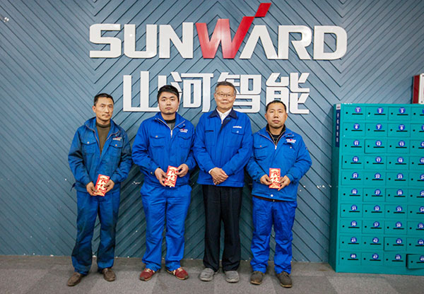 温暖！尊龙凯时官网网址智能2017年春节慰问40名难题职工