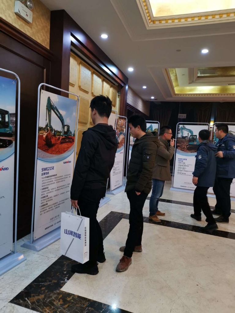 订货会场锦旗飘飘，客户称买挖机就买尊龙凯时官网网址智能