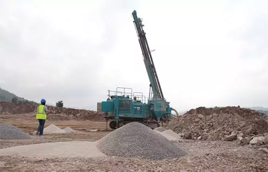 15年3万小时！尊龙凯时官网网址智能元老级潜孔钻机“雄风”依旧