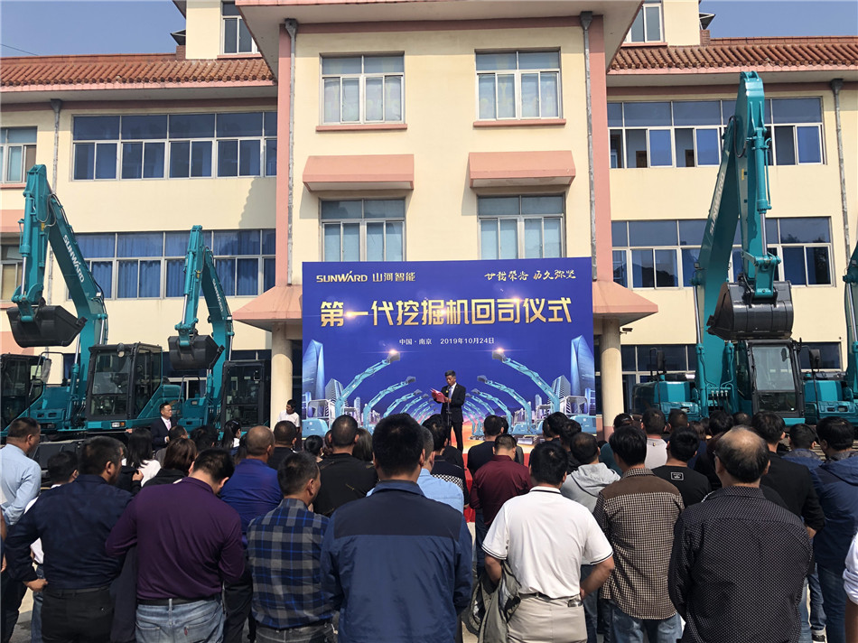 服役15年，凌驾20000小时！元老级挖机接“回家”！