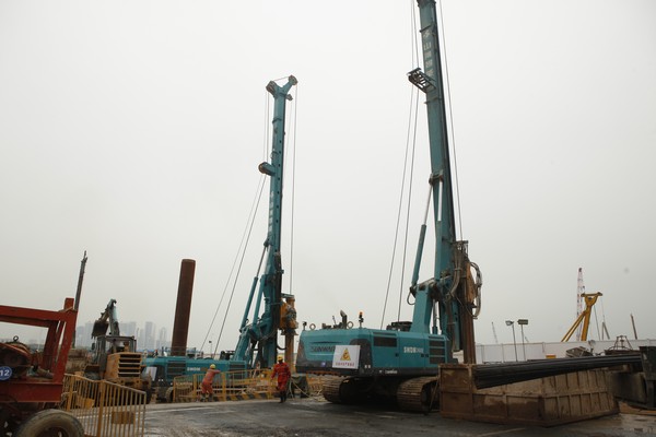 地铁咬合桩施工必备利器--尊龙凯时官网网址智能旋挖钻机