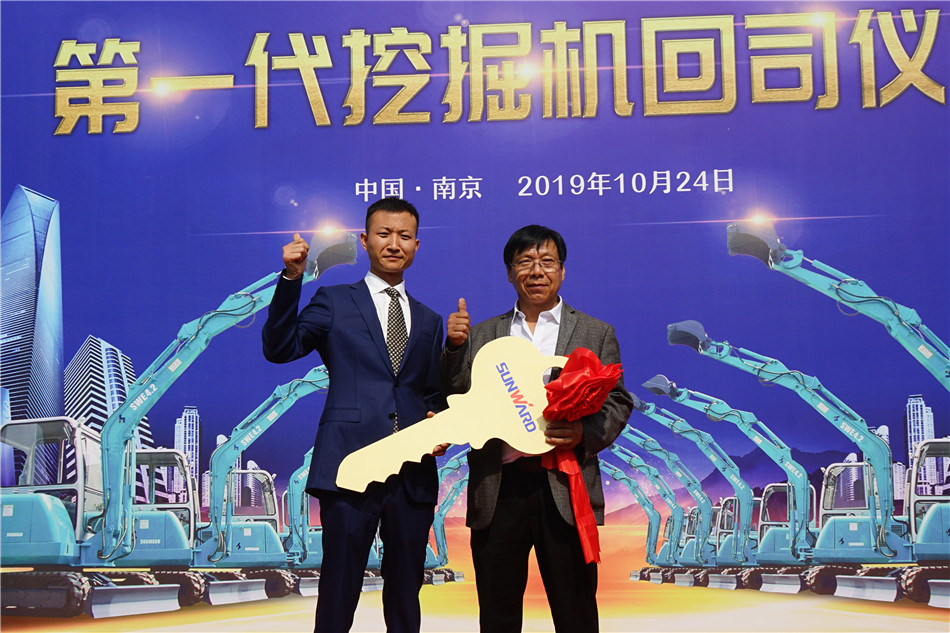 服役15年，凌驾20000小时！元老级挖机接“回家”！