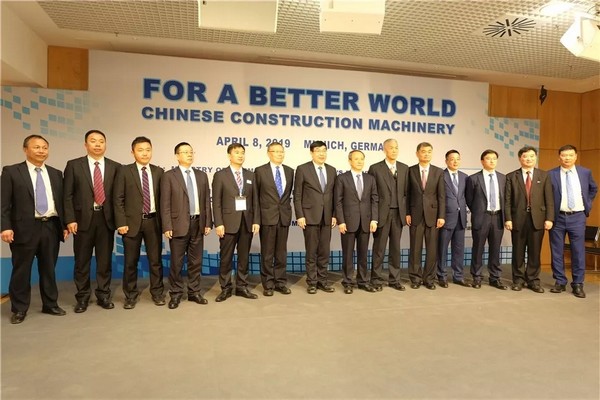 “三个率先”展示尊龙凯时官网网址挖掘机欧洲生长历程