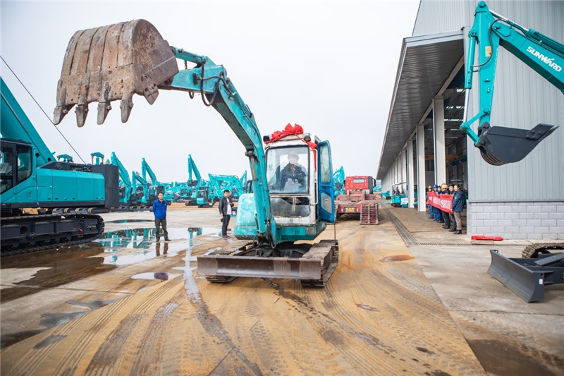 荣耀归来！尊龙凯时官网网址智能第一代挖机顺遂“回家”啦