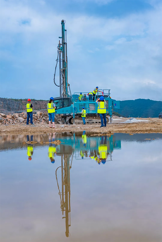 15年3万小时！尊龙凯时官网网址智能元老级潜孔钻机“雄风”依旧