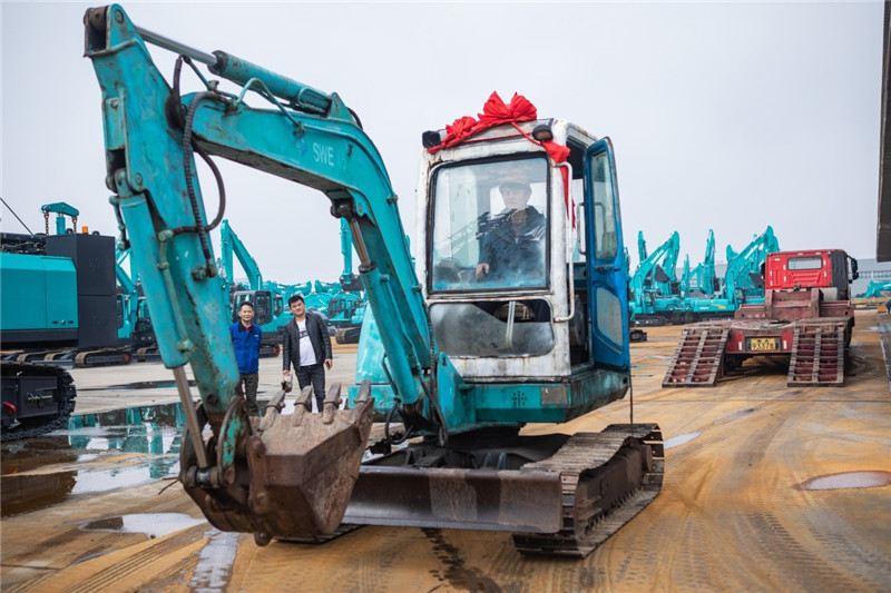 荣耀归来！尊龙凯时官网网址智能第一代挖机顺遂“回家”啦
