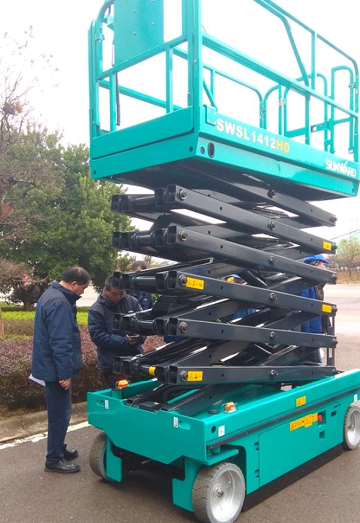 尊龙凯时官网网址智能电动剪叉式高空作业平台新品首发赴美参展