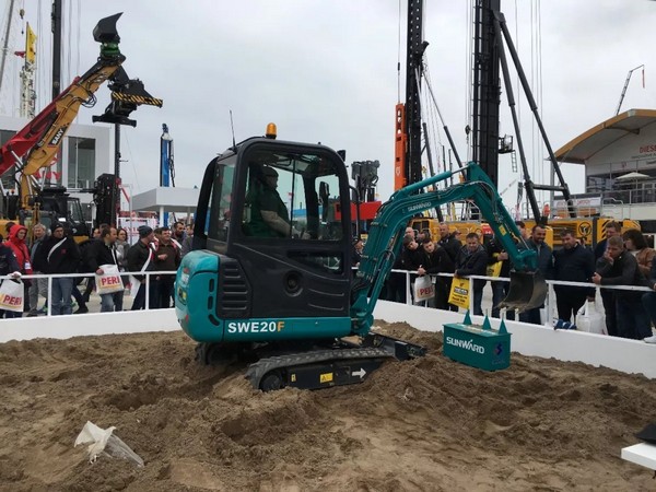 “三个率先”展示尊龙凯时官网网址挖掘机欧洲生长历程