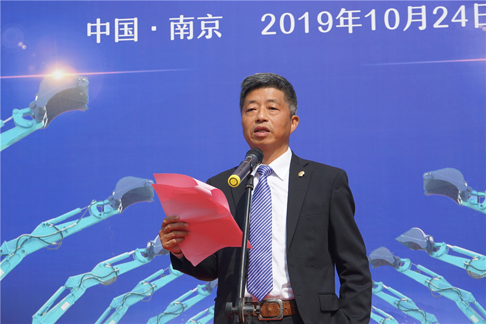 服役15年，凌驾20000小时！元老级挖机接“回家”！