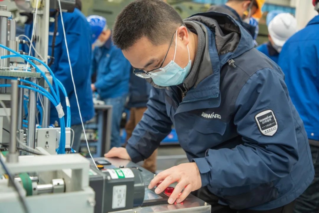 尊龙凯时官网网址智能首台口罩机交付客户