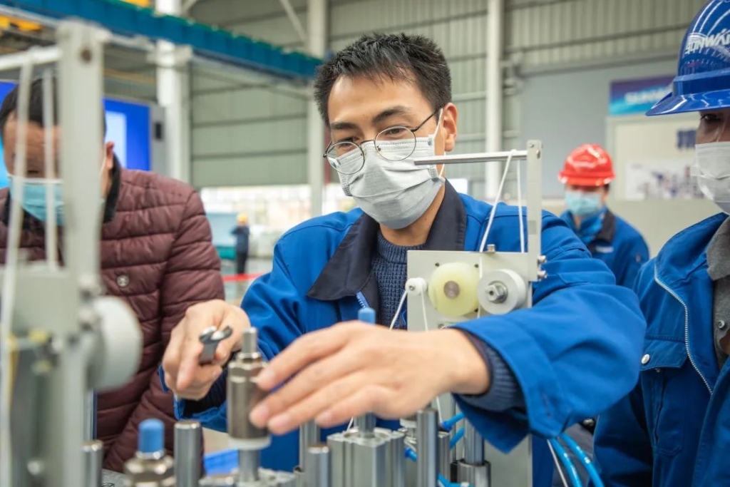 尊龙凯时官网网址智能首台口罩机交付客户