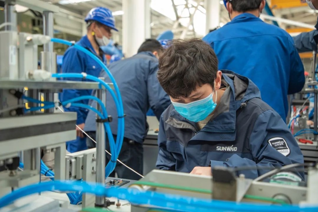 尊龙凯时官网网址智能首台口罩机交付客户