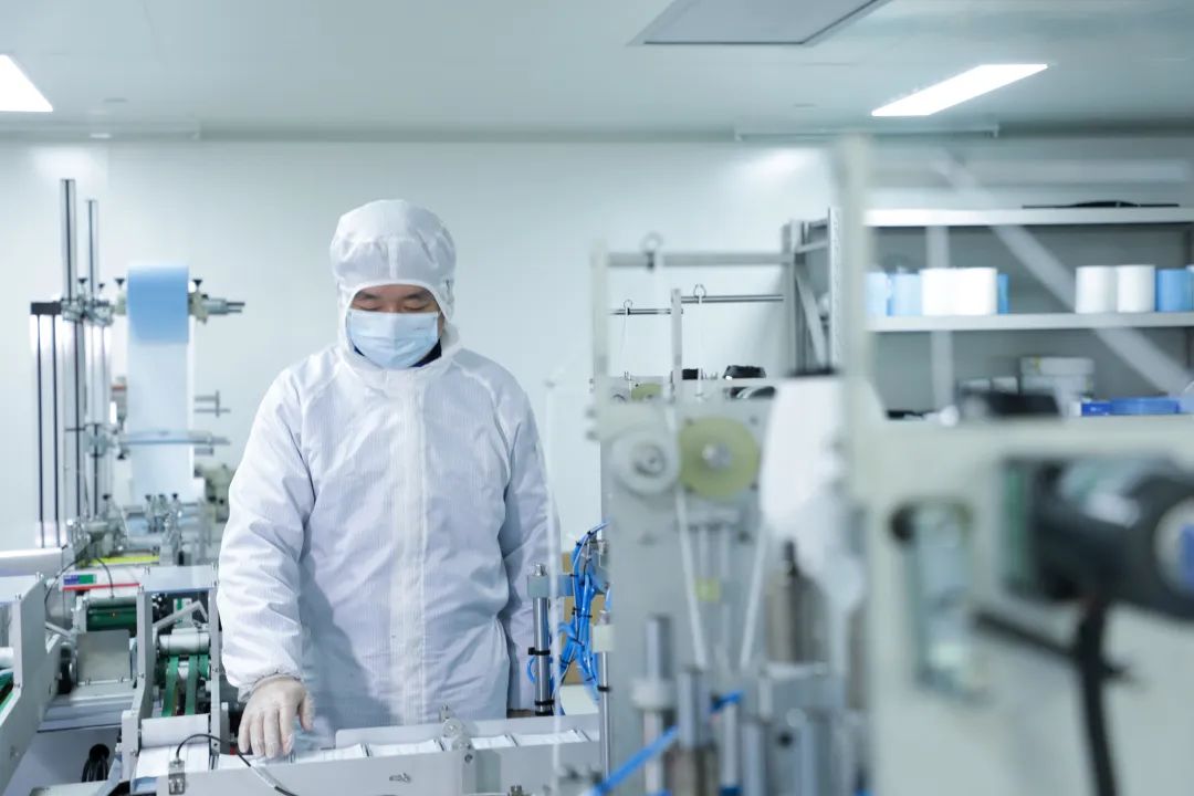 尊龙凯时官网网址智能首批10万只自产口罩发放客户