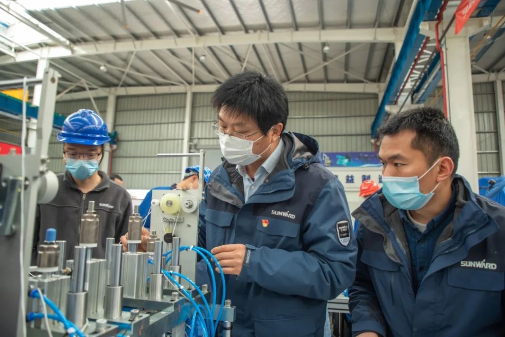 尊龙凯时官网网址智能首台口罩机交付客户