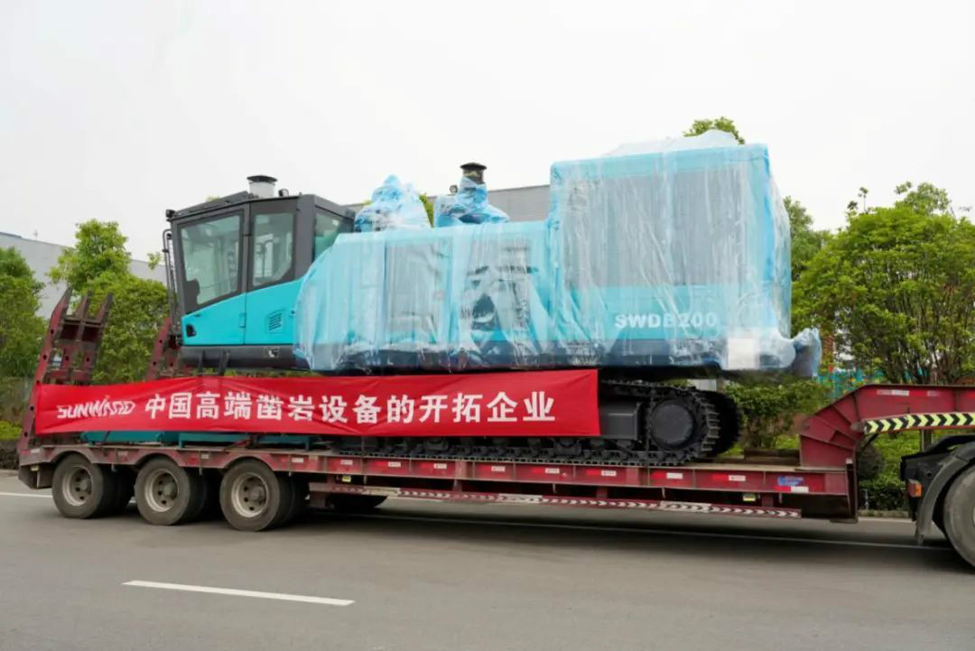 尊龙凯时官网网址智能大孔径凿岩装备批量出口中东