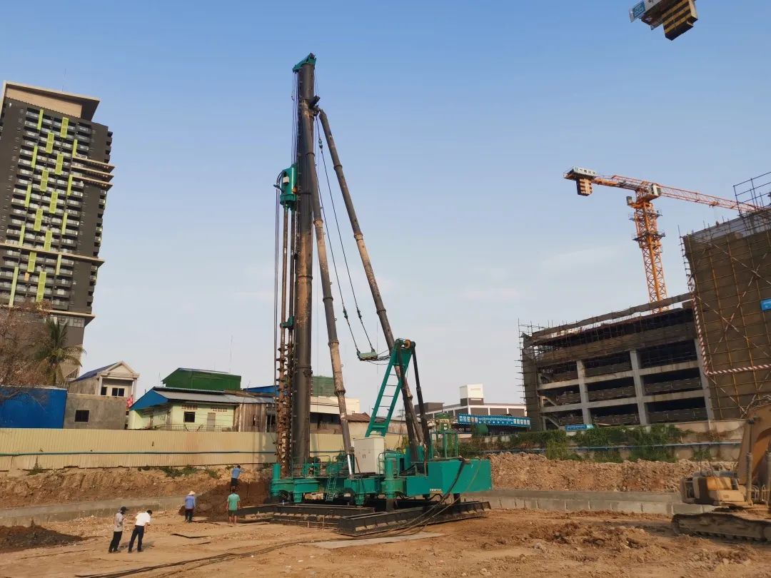 柬埔寨首台三轴一连墙钻机正式施工