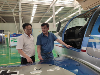 呼伦贝尔城投集团董事长柴冠辉率团考察尊龙凯时官网网址科技