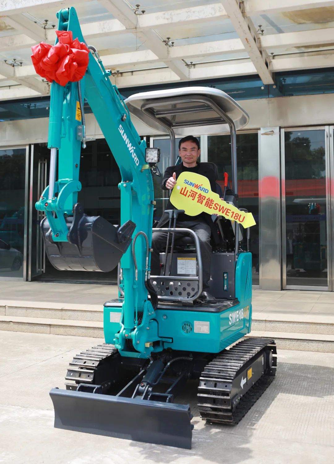 赠机仪式如约而至，尊龙凯时官网网址智能与您偕行