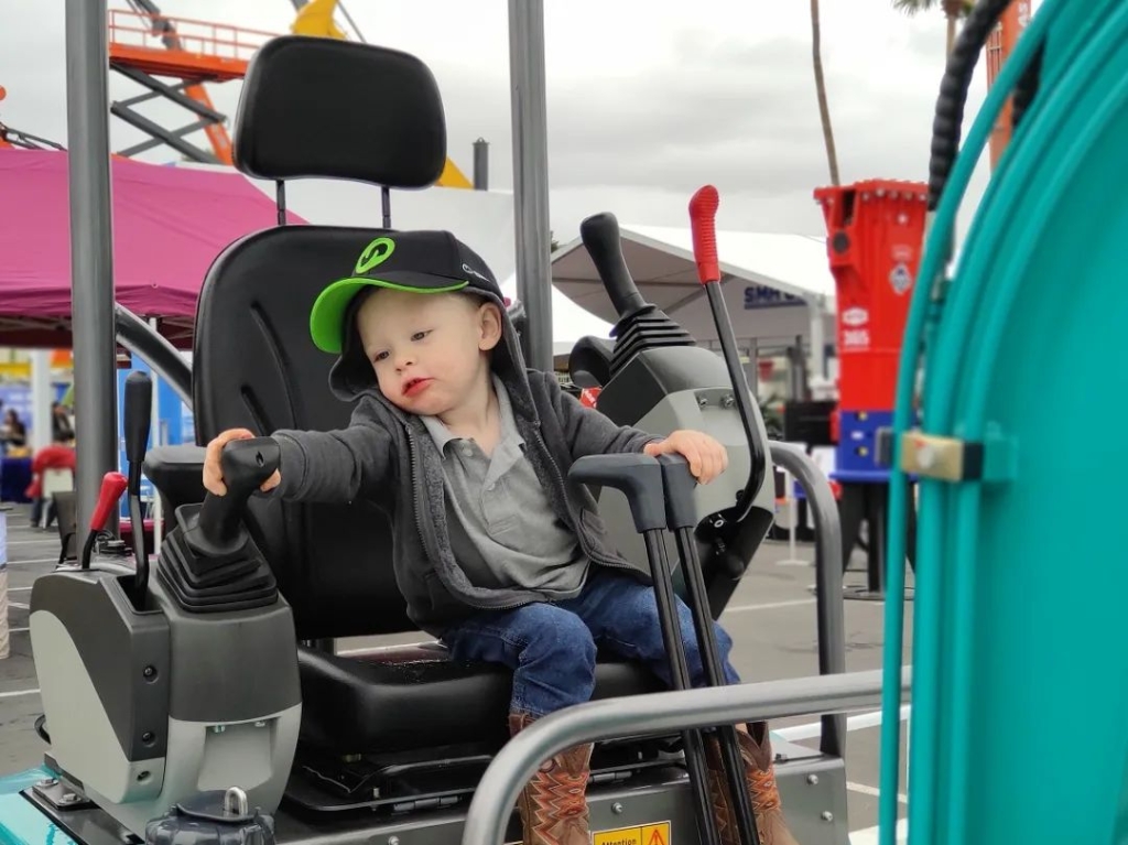 尊龙凯时官网网址智能全新亮相美国工程机械展