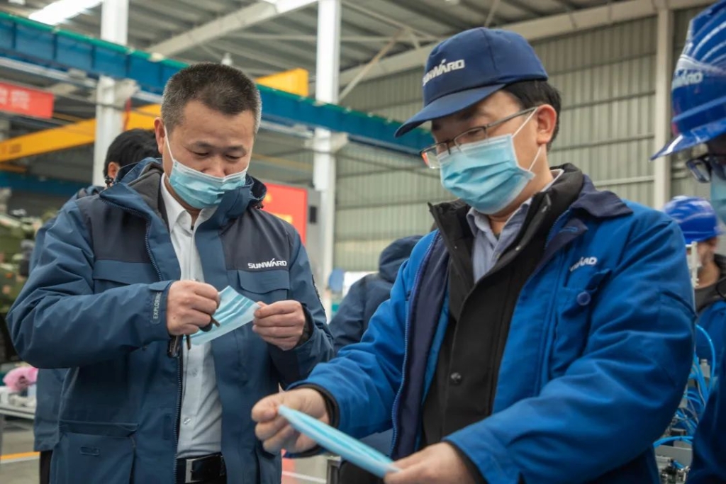 尊龙凯时官网网址智能首台口罩机交付客户