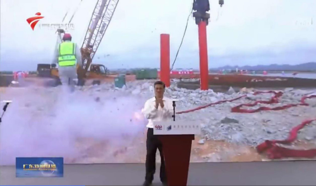 大湾区又一跨海“大桥”开工，尊龙凯时官网网址智能挖掘机“秀”美现场