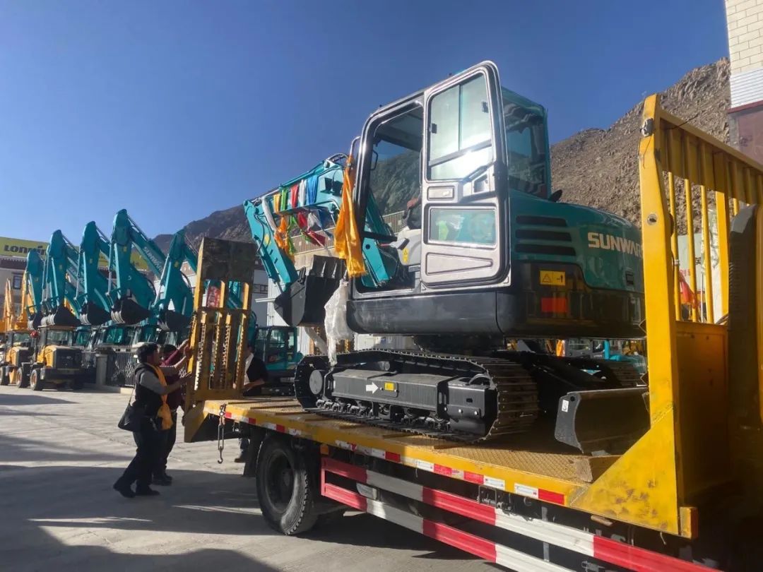 十台尊龙凯时官网网址挖掘机交付西藏少数民族特色村寨