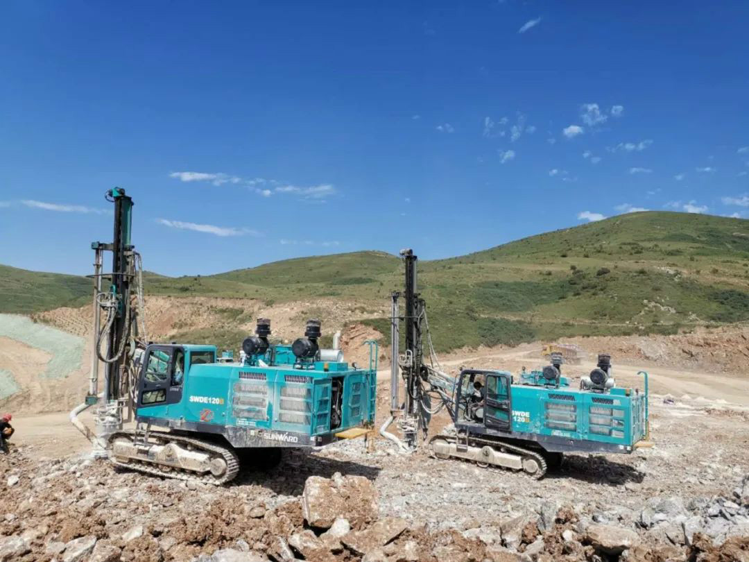 凿岩效劳见缝插针 尊龙凯时官网网址关爱无微不至——尊龙凯时官网网址智能凿岩装备效劳万里行活动走进甘肃平凉