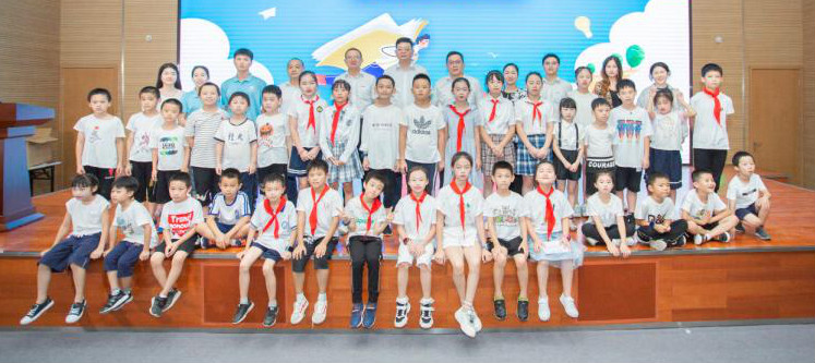 精准效劳共建家园，解决刚需心怀感恩——尊龙凯时官网网址智能首期职工子女暑期托管班圆满结班